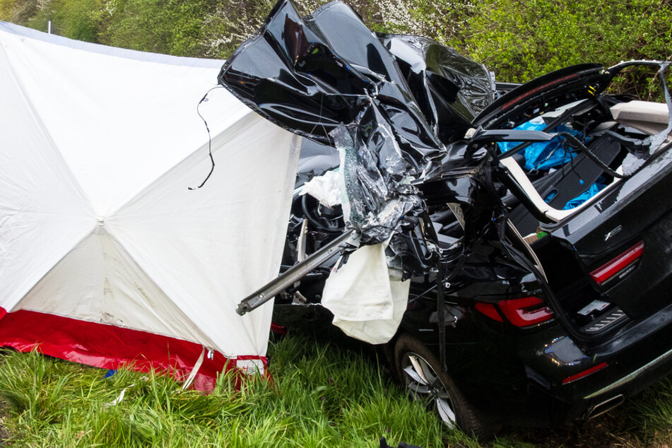 Tödlicher Crash auf der B45 bei Rodgau: Ein BMW wurde dabei völlig zerstört.