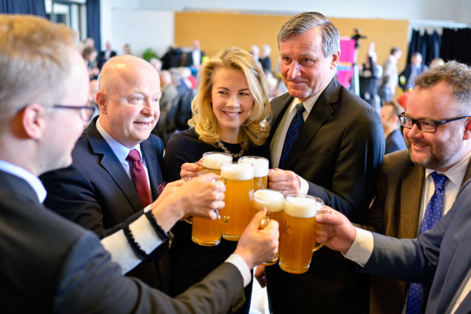 Der FDP-Bundestagsabgeordnete Christian Jung (ganz rechts im Bild) fordert, dass wegen der drohenden Schnakenplage der Katastrophenfall für den Landkreis Karlsruhe ausgerufen wird.
