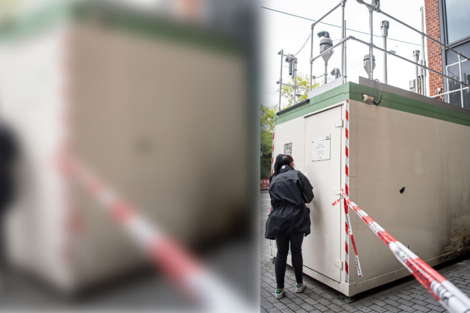 Eine Ermittlerin der Spurensicherung steht neben der Schadstoff-Messstation am Neckartor.