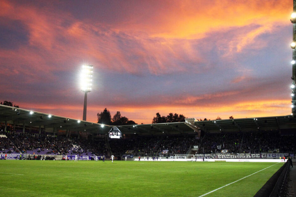 Der Himmel leuchtet in satten Farben, der Rasen in herrlichem Grün. So werden ihn die Spieler am Montag im Derby gegen Dresden wieder vorfinden. Die Spielfläche hat sich nach dem harten Winter erholt.