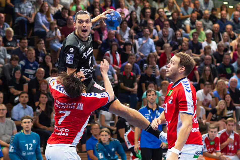 HCE-Spieler Gabor Pulay tankt sich mit vollem Körpereinsatz durch.