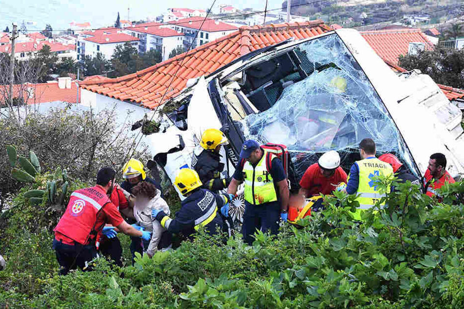 Furchtbare Bilder aus dem Urlaubsparadies: Auf der portugiesischen Atlantikinsel Madeira stürzte ein Reisebus in die Tiefe, mindestens 29 Menschen kamen ums Leben.