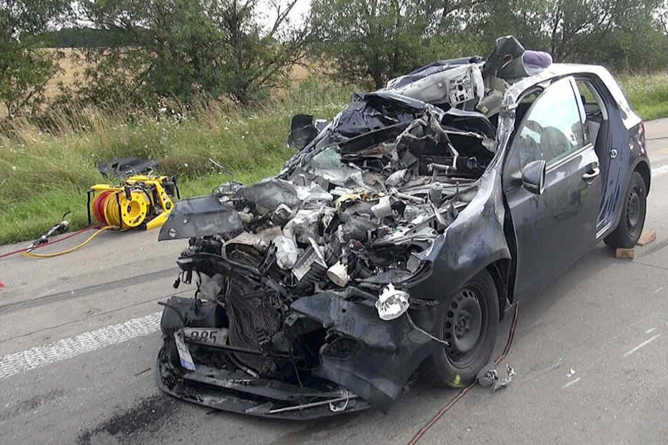 Das Fahrzeug des Unfallverursachers wurde beim Auffahren auf einen Kleintransporter zerquetscht.