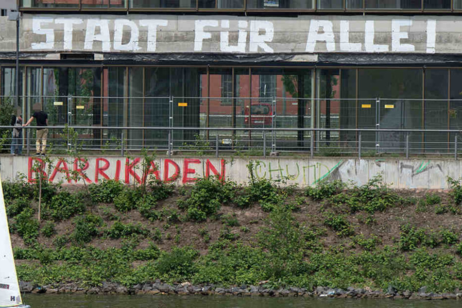 Mit dem Spruch "Stadt für alle" machen immer wieder Gruppen auf die Wohnungsnot in Frankfurt aufmerksam.