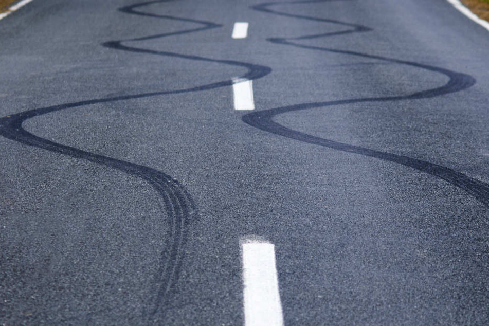 in betrunkener Autofahrer ist im Erzgebirge derart auffällig in Schlangenlinien gefahren, dass mehrere Zeugen die Polizei riefen. (Symbolbild)