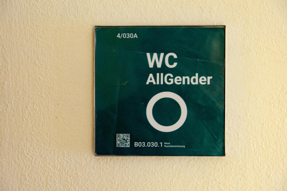 Ein Schild weist auf die speziellen "All-Gender-WCs" hin.