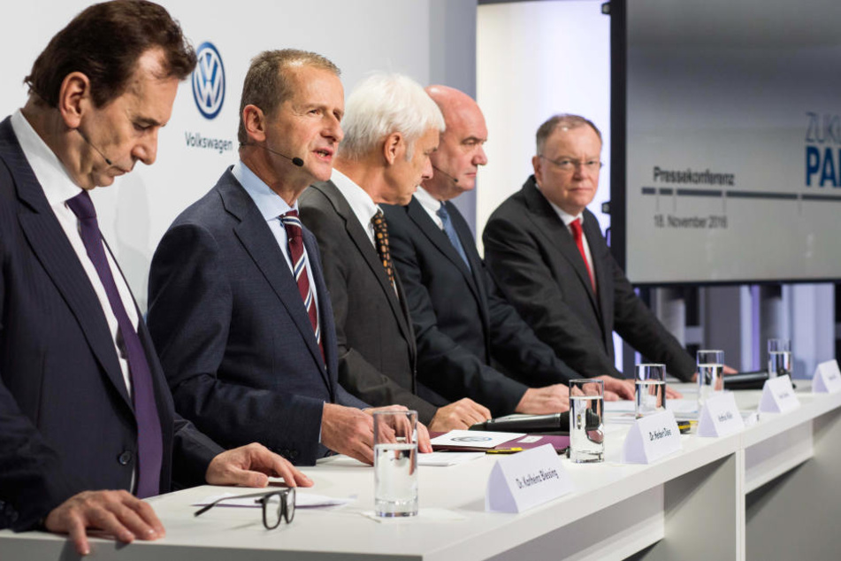 Der Volkswagen-Markenchef Herbert Diess (2.v.l) spricht in Wolfsburg (Niedersachsen) im Rahmen einer Pressekonferenz.