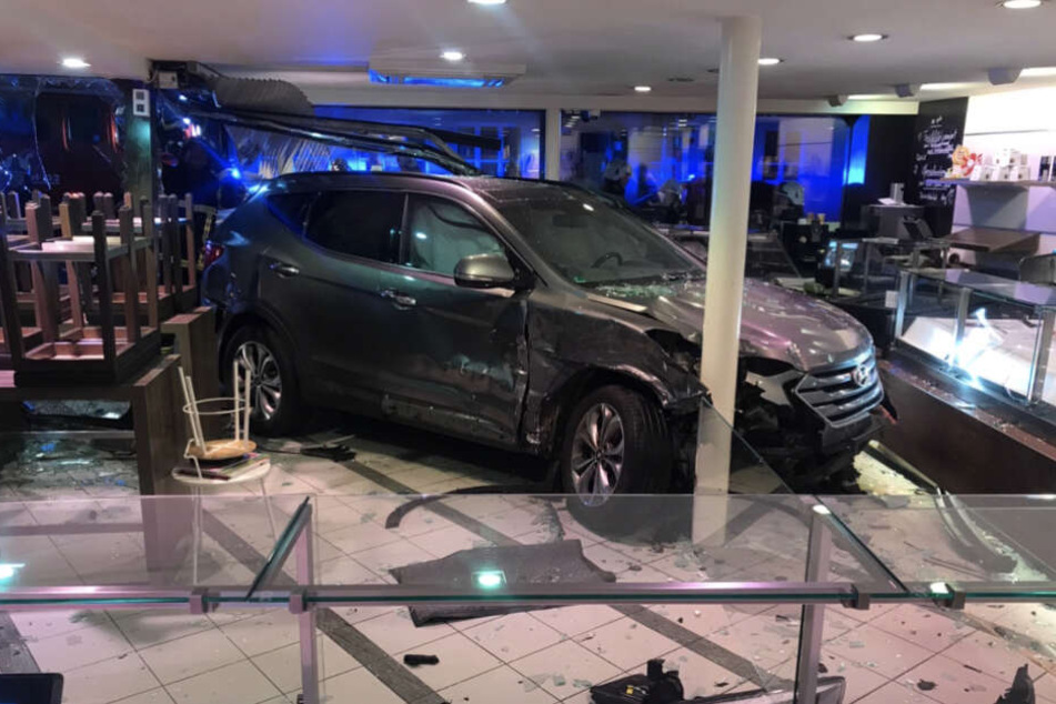 Der Wagen krachte im Geschäft frontal gegen eine Säule.