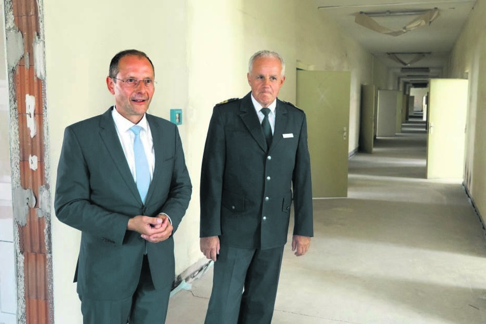 Mitte Juli zeigte Innenminister Markus Ulbig (l.) der Presse die
Räumlichkeiten. Jetzt grätscht sein Kollege Unland dazwischen.
