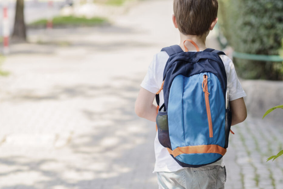 Ein kleiner Junge soll auf dem Schulweg missbraucht worden sein. (Symbolbild)