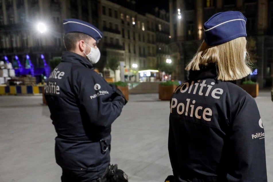 Die Polizei in Brüssel kontrolliert die Einhaltung der Ausgangsbeschränkungen. In Antwerpen ist ein junger Mann, der auf einer Corona-Party war, bei der Flucht vor der Polizei gestorben. (Symbolbild)