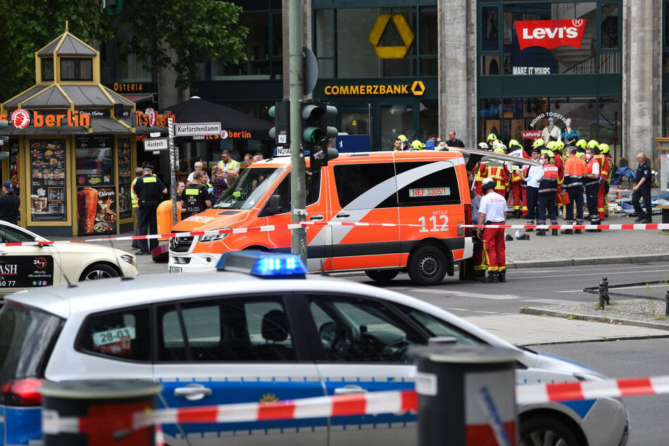 Die Berliner Staatsanwaltschaft wirft dem 29-Jährigen unter anderem vollendeten "Heimtückemord" sowie 16-fachen Mordversuch vor.