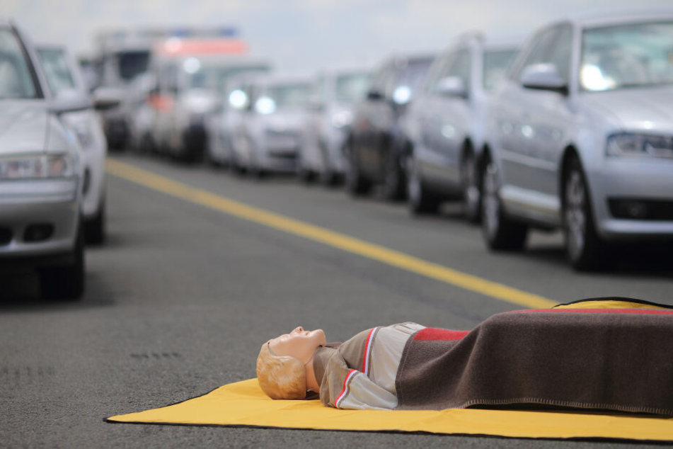 So kommen Rettungsfahrzeuge durch: Für eine simulierte Stauaktion von ADAC und DRK wurde für Rettungsgassen an Unfallstellen geworben.