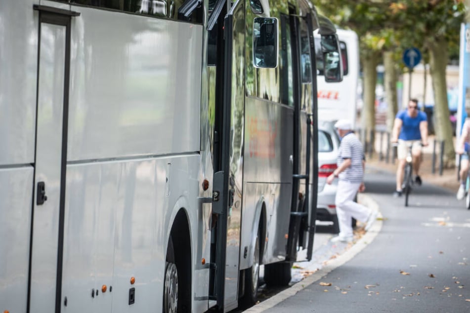Die Diebe klauten einen weißen Reisebus und fuhren mit ihm davon. (Symbolbild)