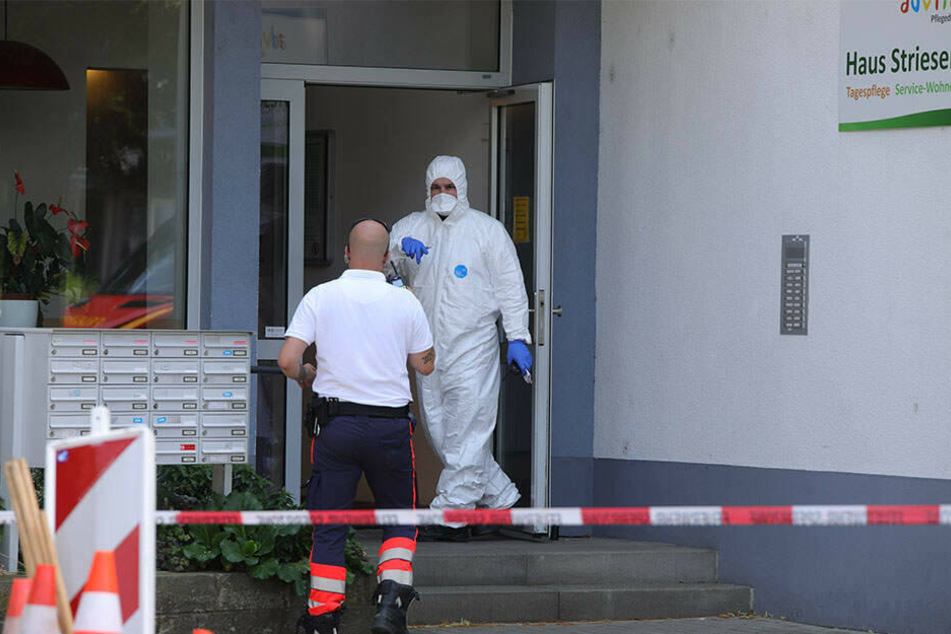 Am Sonntag durften konnten Einsatzkräfte nur mit Schutzanzügen in das Gebäude.