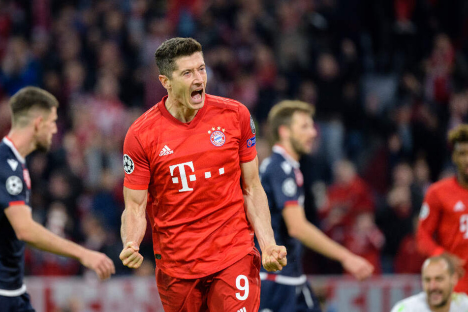 Robert Lewandowski vom FC Bayern München jubelt über seinen Treffer zum 2:0.