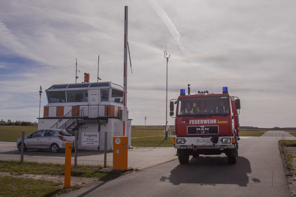 Die Feuerwehr musste das Flugzeug löschen.