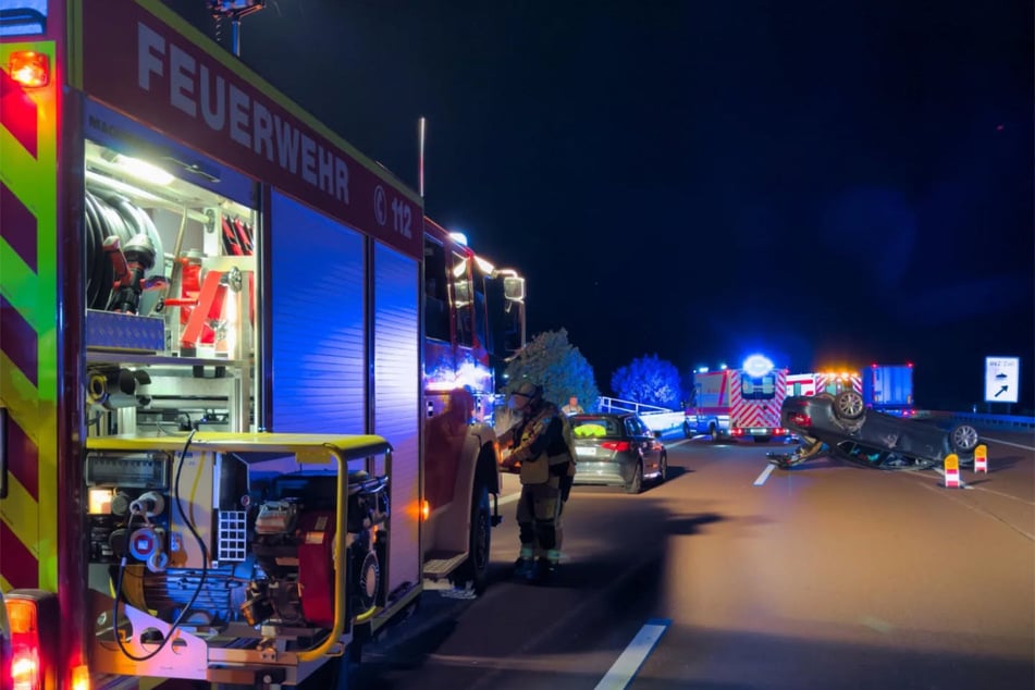Die Feuerwehr kümmerte sich um die Reinigung der Fahrbahn.