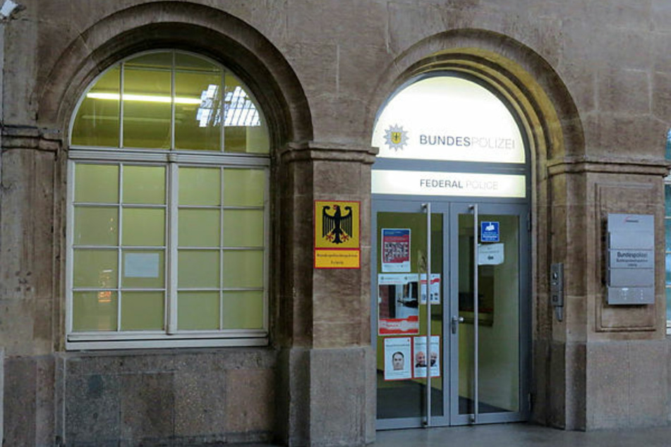 Dieses Fenster der Bundespolizeiwache im Leipziger Hauptbahnhof drückte der am Sonntag gefasste Dieb auf und verschwand wieder.