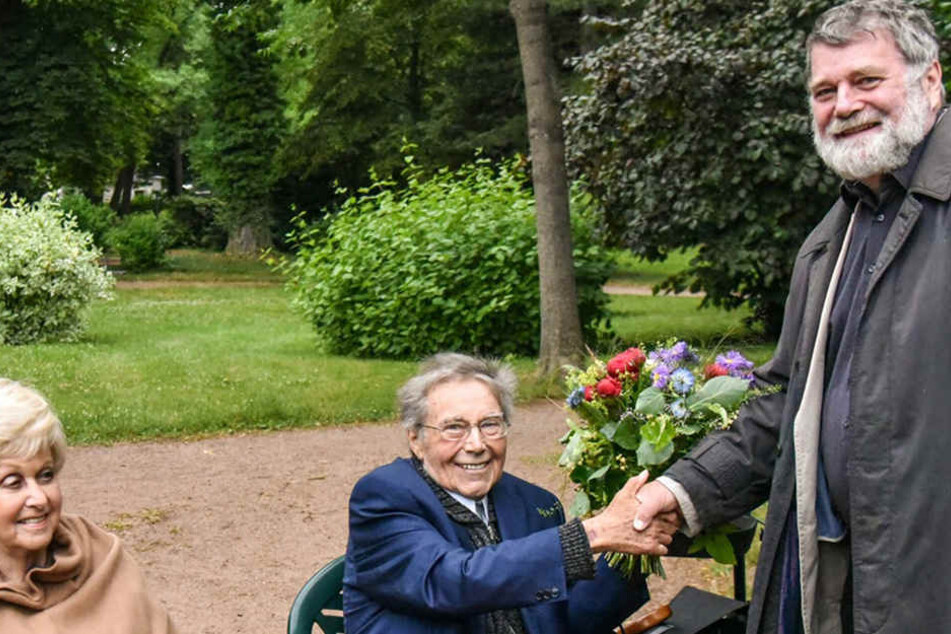Am 23. Juni gratulierte Wolfgang Bergner (77, r.) noch Peter Schreier (83) zur Einweihung der Büste in Kreischa.