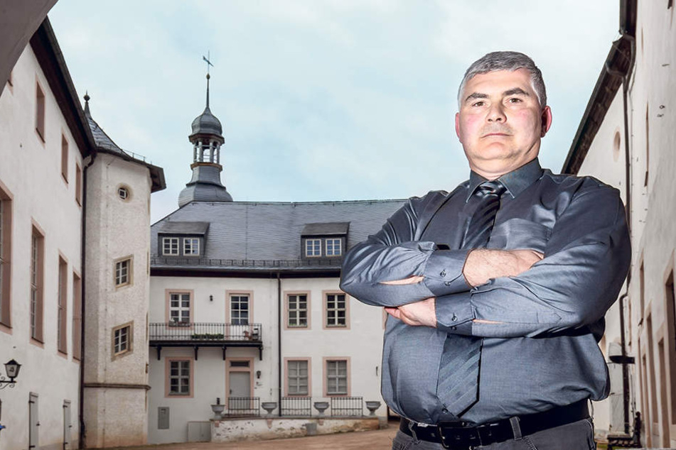Bürgermeister Tino Kögel (46, parteilos) vor dem Wildenfelser Schloss, das auf den
Radon-Gehalt in der Luft geprüft werden muss.