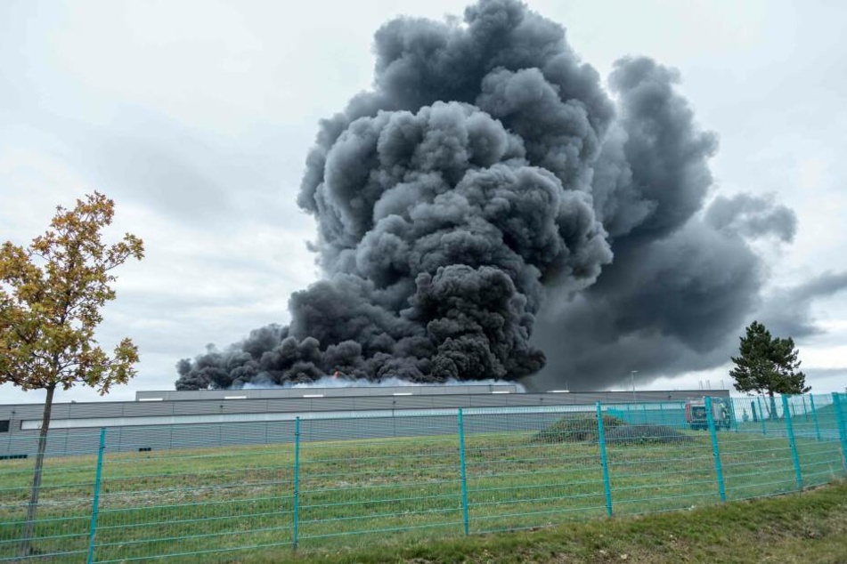 Ermittler suchen nun nach Ursache für Brand in Lagerhalle in Oederan.