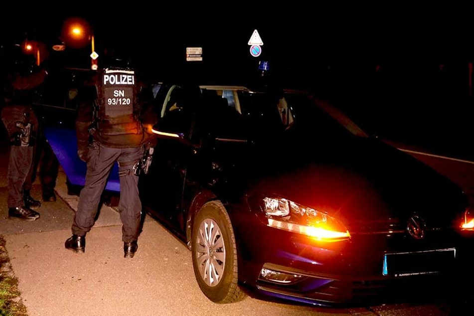 Die Polizei durchsuchte später auch die Fahrzeuge der Männer.