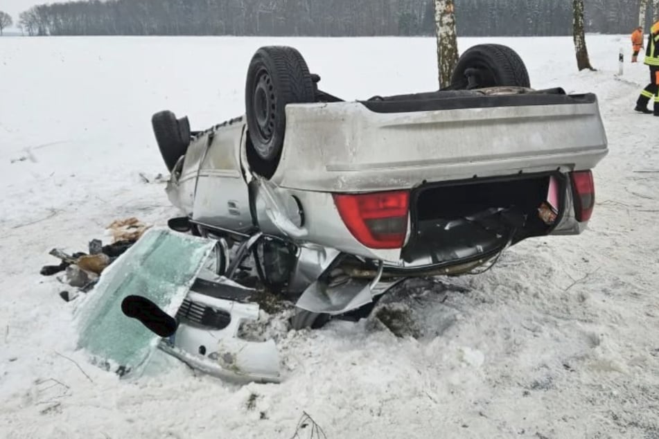 Opel überschlägt sich mehrfach: 18-Jährige lebensbedrohlich verletzt