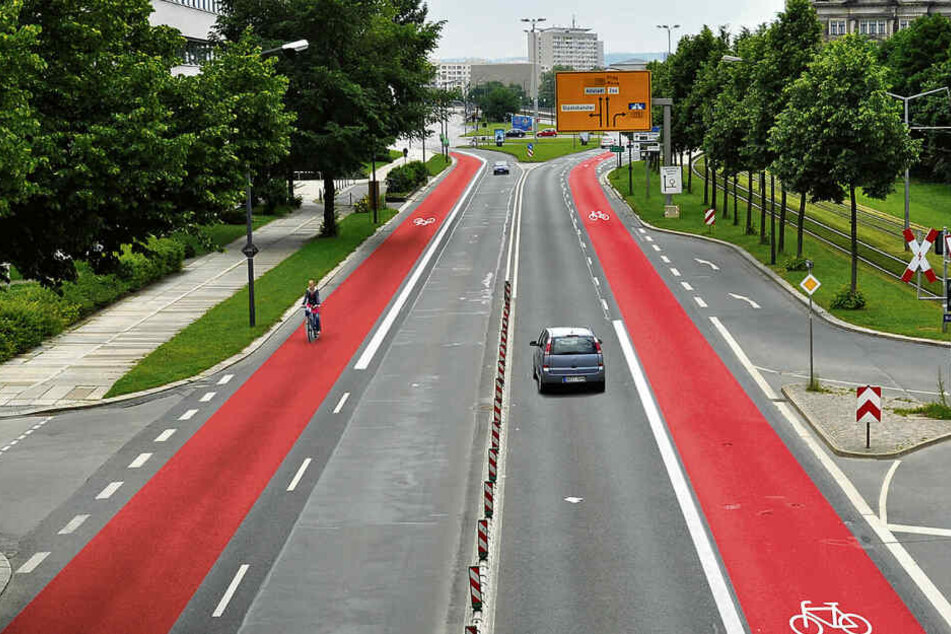 Diese ADFC-Grafik zeigt noch zwei Radwege. Aktuell steht jedoch nur der Weg Richtung Neustadt (links) zur Debatte.