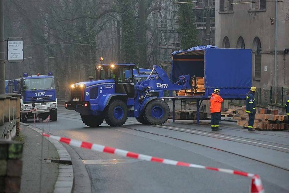 Das THW ist mit einem Holzstützsystem angerückt, welches an die einsturzgefährdete Außenwand sichern soll.