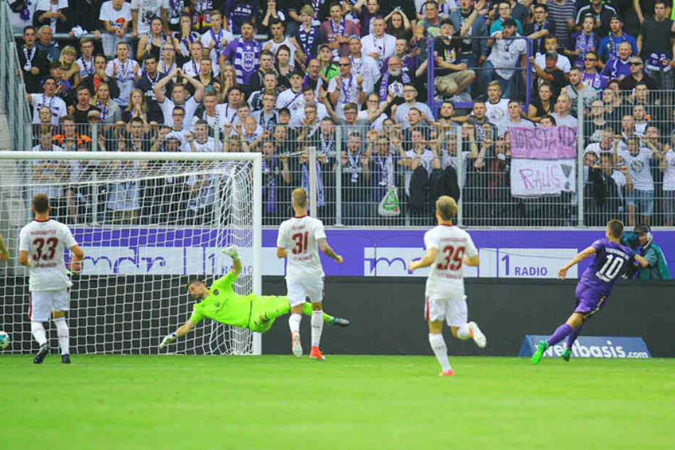 Vielleicht hilft ihm ja das Foto wieder auf die Beine: Aue Dimitrij Nazarov (r.) erzielte im Hinspiel das zwischenzeitliche 2:0. Es war sein bis dato letzter Treffer für Aue. Zuletzt spielte er schwach.