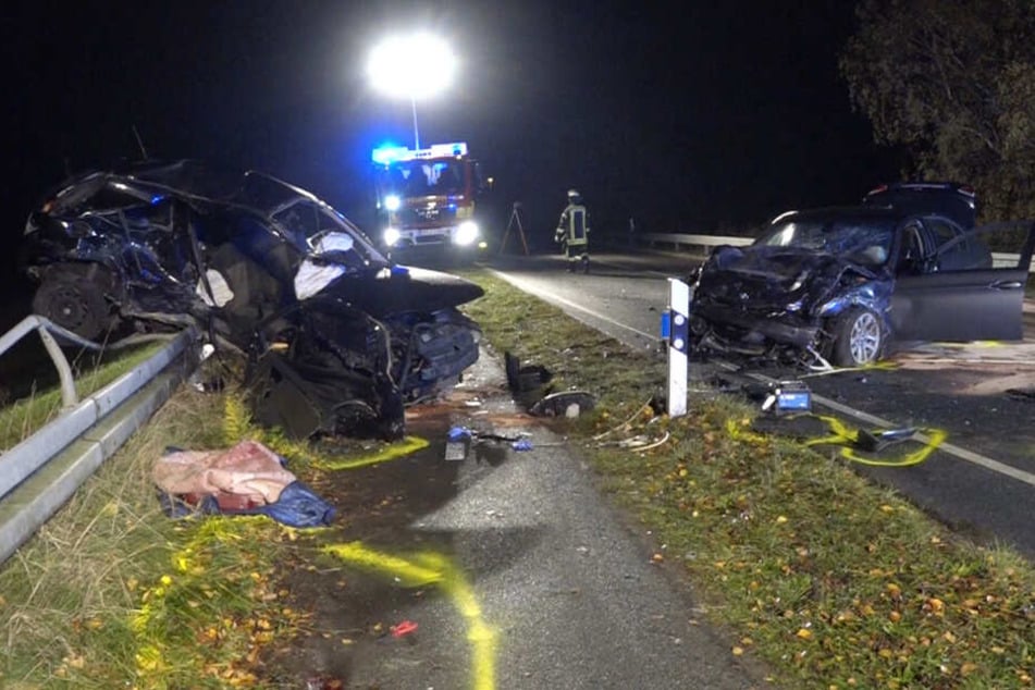 Die Autos wurden bei dem Unfall stark beschädigt.