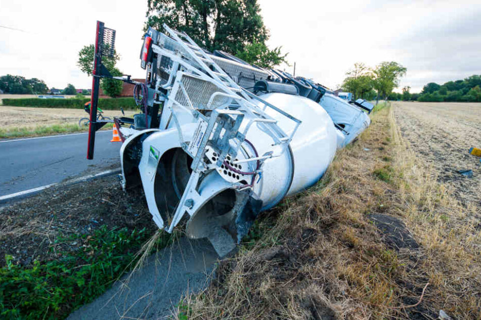 Mit einem Kran muss der Betonmischer wieder aufgestellt werden.