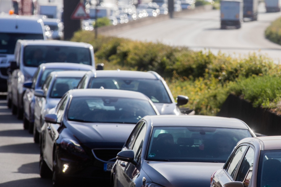 Laster mit Schweinehälften kippt um, Verkehrsbehinderungen auf A45