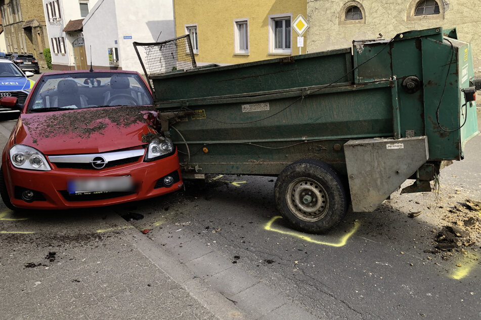 Die 66 Jahre alte Fahrerin des Opel Tigra hatte noch versucht auszuweichen, ihr Auto wurde aber dennoch von dem Anhänger erwischt.