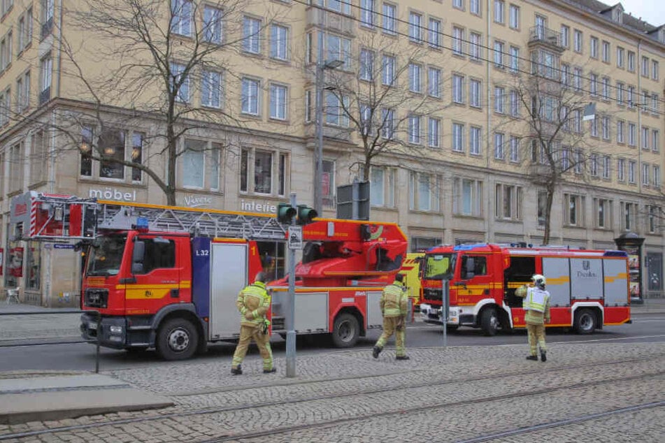 Die Dresdner Feuerwehr ist in der Altstadt im Einsatz.