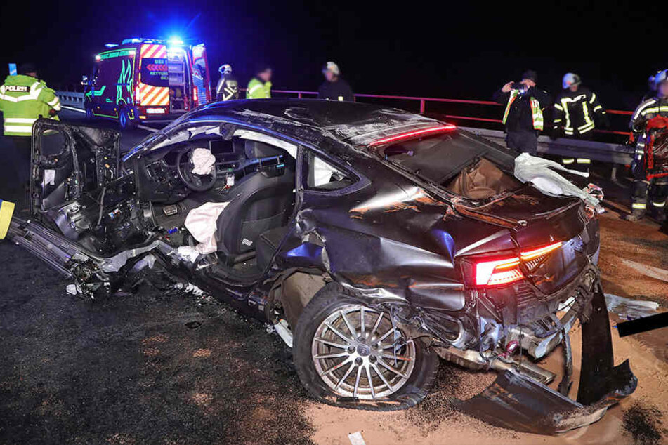 Der Fahrer des Audis wurde in seinem Fahrzeug eingeklemmt.