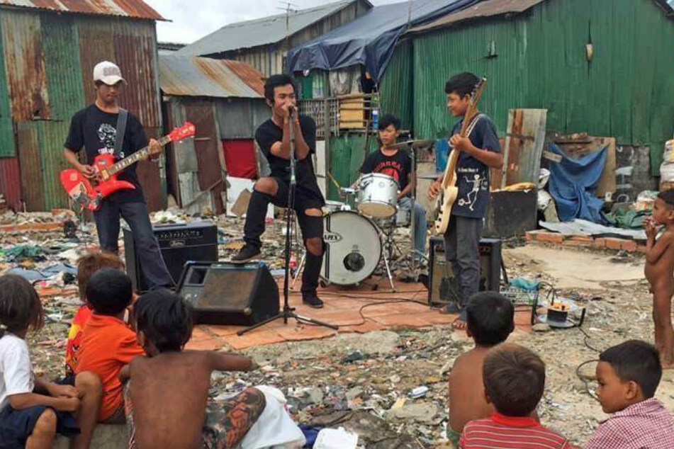 Die Waisenkinder-Band "Doch Chkae" bei einem älteren Auftritt in Phnom Penh.