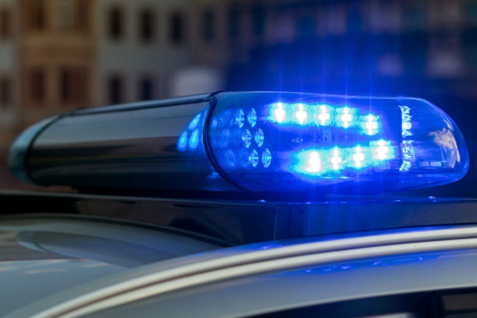 Die Polizei fand den verletzten Mann dank ihres Martinshorns. (Symbolbild)