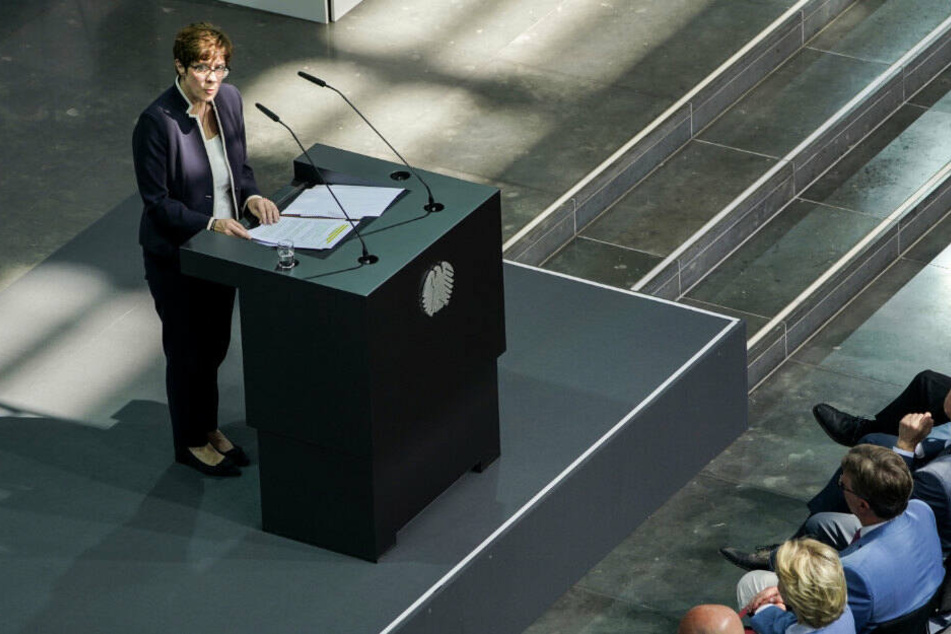 Annegret Kramp-Karrenbauer, CDU-Vorsitzende und Verteidigungsministerin, hält ihre Regierungserklärung mit dem Titel "In Verantwortung für die Zukunft Deutschlands.