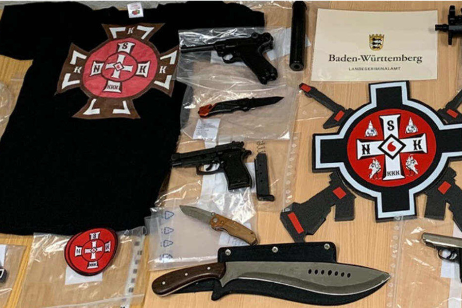 Waffen und Propaganda-Material wurden bei den bundesweiten Razzien Mitte Januar sichergestellt.