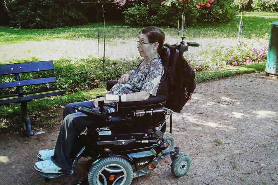 Ein Bild aus besseren Tagen: Mit ihrem Spezial-Rollstuhl kann Christine Beier auch mal selbstständig an die frische Luft.
