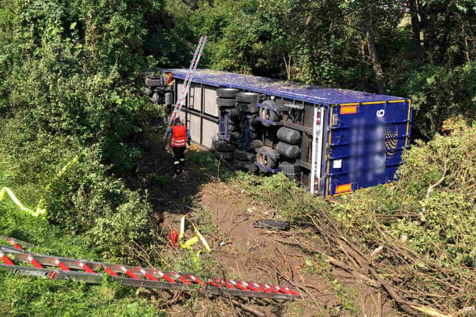 Der Lkw walzte das grün der Böschung nieder, als der den Hang hinab raste und umkippte.