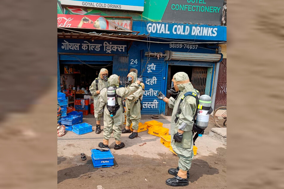 Mitarbeiter der indischen National Disaster Response Force (NDRF) halfen bei der Evakuierung von Menschen wegen eines Gaslecks in Ludhiana.