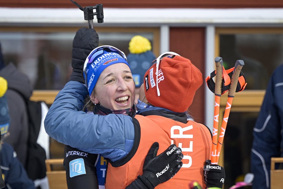 Franziska Preuß (29, l.) feierte mit ihrem zweiten Platz in Östersund ein fulminantes Comeback im Biathlon-Weltcup.