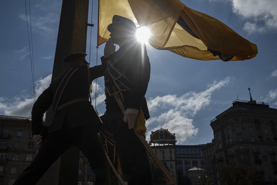 Die Soldaten der Ehrengarde hissen die Nationalflagge vor dem Rathaus während der Zeremonie zum Tag der Nationalflagge in Kiew.
