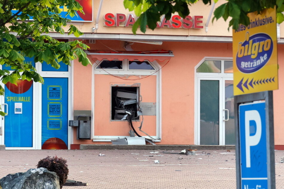 In Frankenberg wurde am Freitagmorgen der Geldautomat an einer Sparkasse gesprengt.