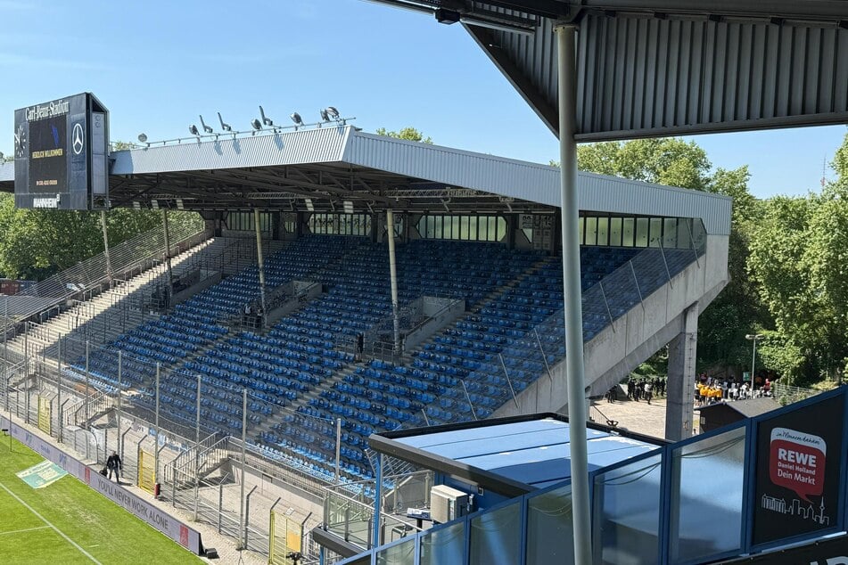 Das Carl-Benz-Stadion erstrahlt bereits in der Mittagssonne.