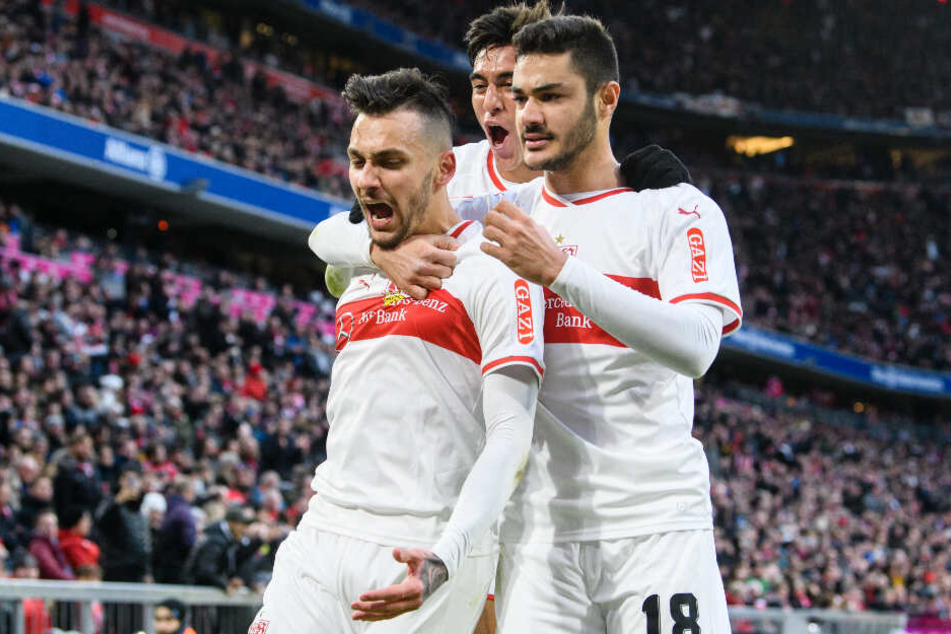 Jubel beim VfB: Ozan Kabak (r.) und Nicolás González (m.) feiern mit Anastasios Donis (l.), der den 1:1-Ausgleich erzielte.