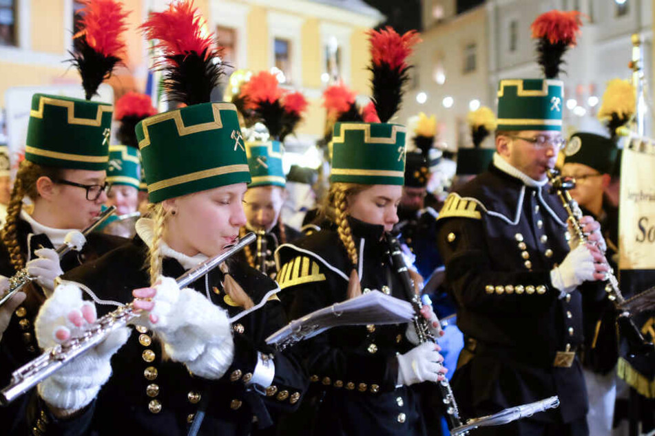 Vier Bergkapellen waren bei der Schwarzenberger Bergparade dabei.